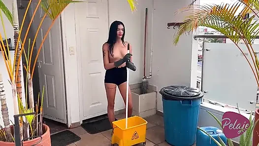 Pembantu kepergok masturbasi pakai kain sperma di depan tetangganya, dia pengen dientot sama semua orang