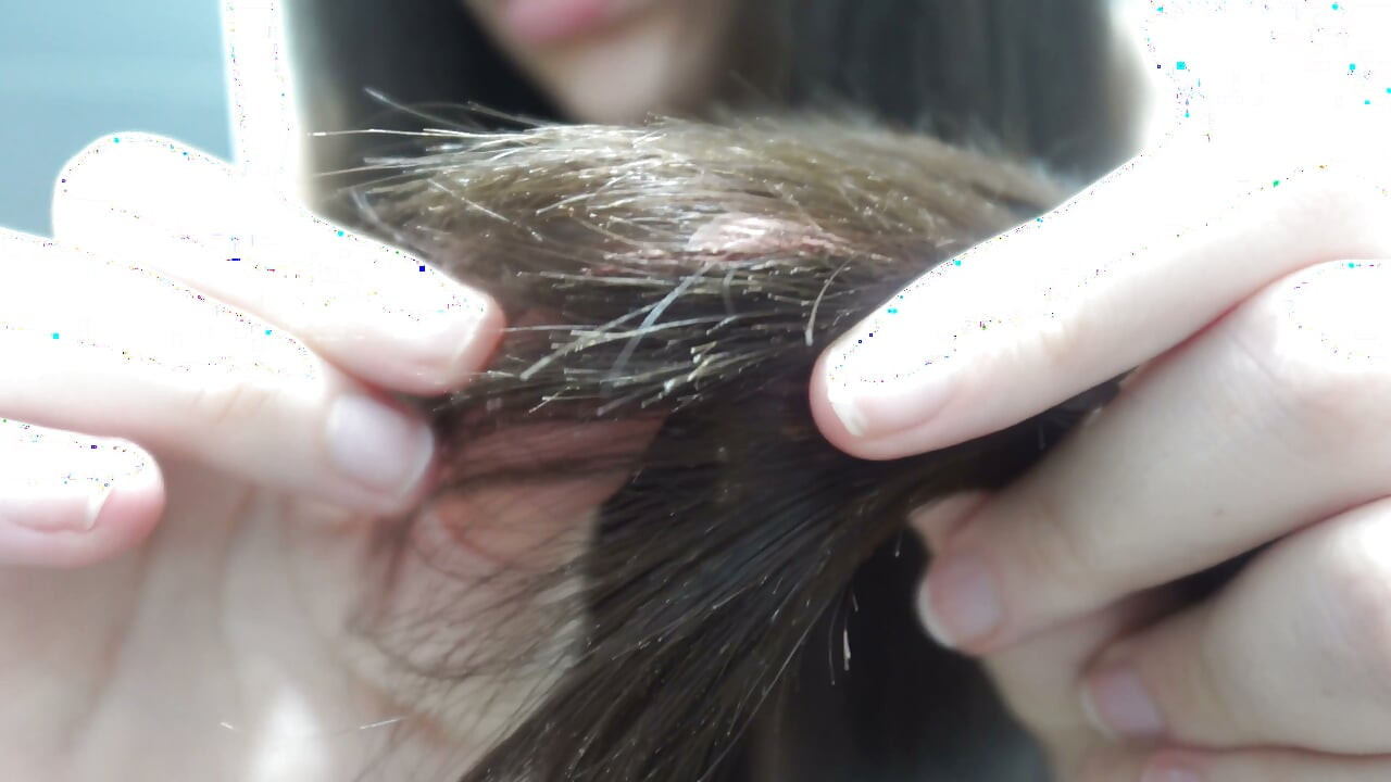 그녀의 머리를 알몸으로 빗는 인도 소녀, 다음 그녀의 머리를 빗어 자신의 Asmr 비디오를 만든 다음, 가까이 표시, Asmr을 만들기