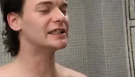 Pirang berambut kemaluan menggigit di kamar mandi