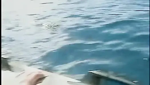 Cewek sange rambut merah lagi asik fingering memeknya di pantai liar