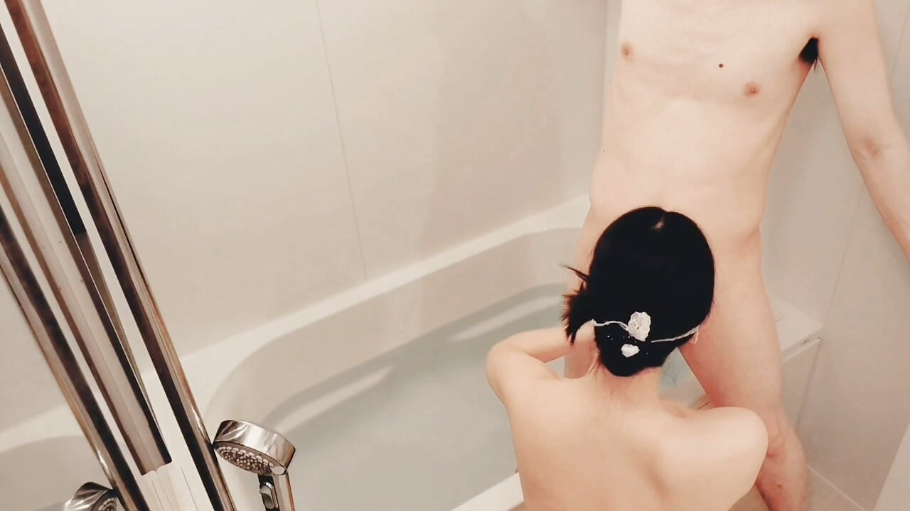 Zusammen baden mit einer süßen, vollbusigen jungen ehefrau. Als sie anfängt, vergnügen zu fühlen, wenn ich mich streichelt, kann ich von a ejakulieren. Selbstgedrehtes amateur-privates shooting