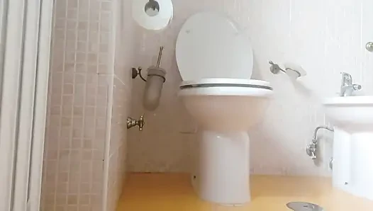 Kamu mau kembali ke kamar mandiku, bukan? Chantal channel bikin kamu mendengar suara kencing dan kentutnya