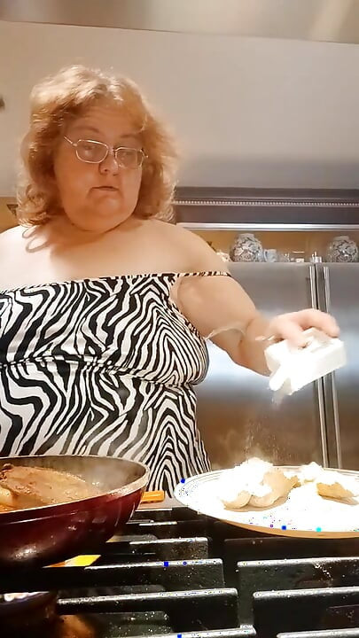 Schweine kochen, hackt zum abendessen und zieht blank, während ich koche