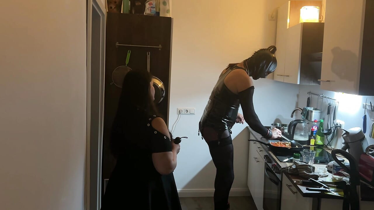Sesión de cocina de lofts fetiche con esclavo de tv parte 3-4.
