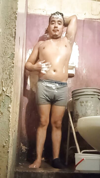 Jesus en boxer bañándose capitulo 16