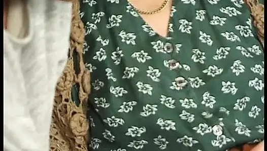 Nenek tetangga sebelah menjanjikanku uang tunai jika aku menyetubuhinya