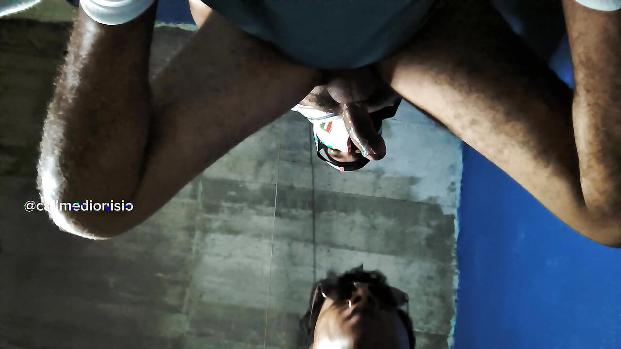 Un homme curieux avec le besoin de donner une bite à Dionisio