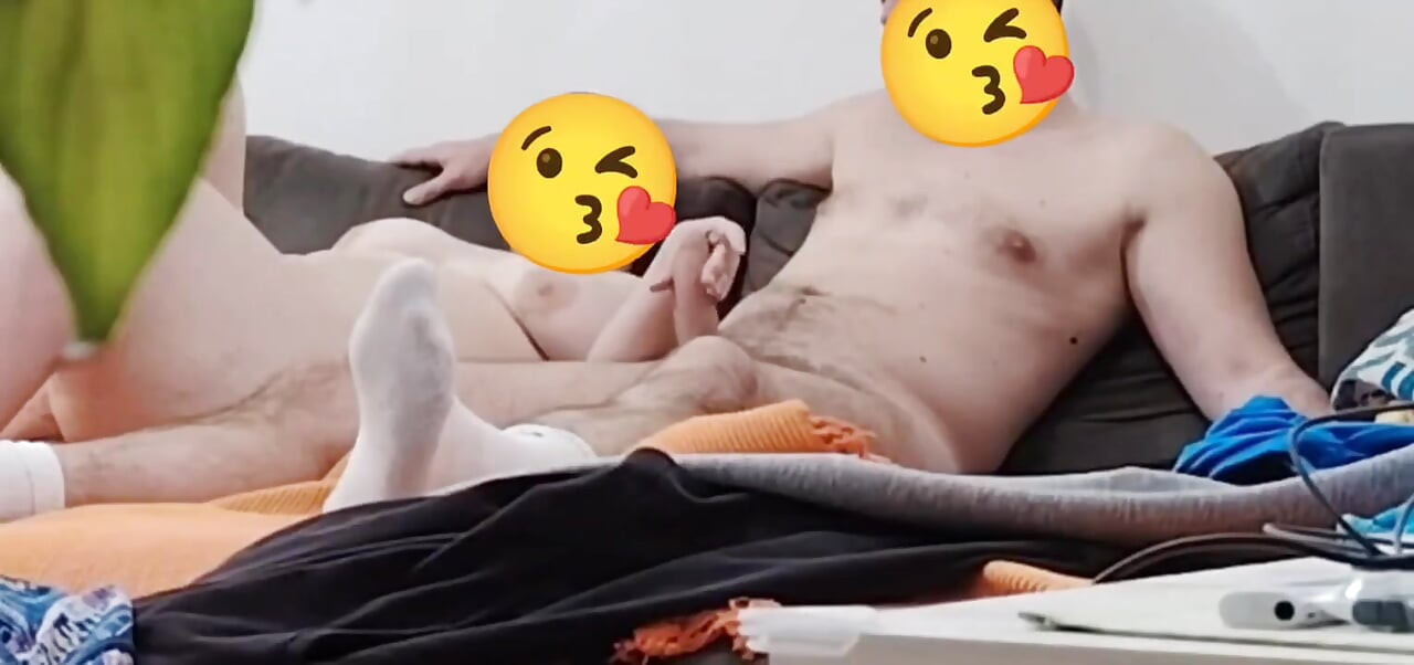Une fille blanche pulpeuse suce une bite