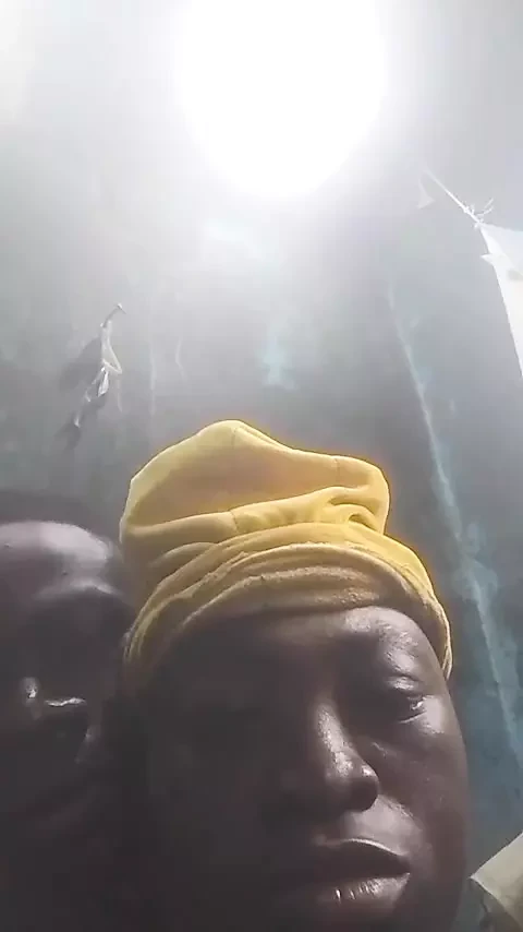 Menekan buah dada besar sehingga dia keluar