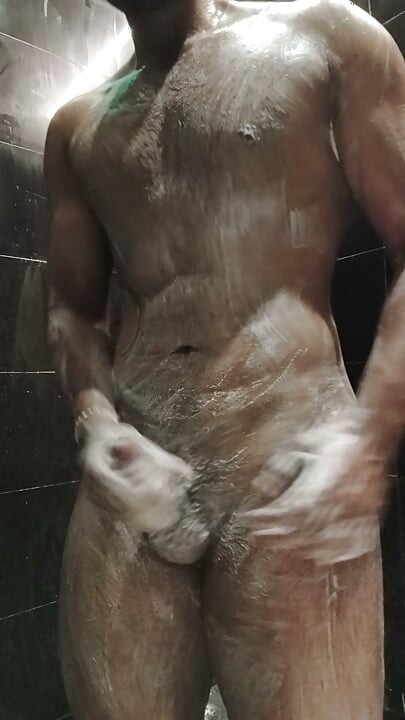Índio gostoso musculoso a masturbar-se no chuveiro
