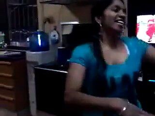 Menina tâmil dançando e mostrando o corpo nu