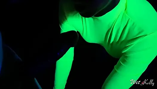 Tante seksi dengan tubuh aduhai suka banget dientot di malam hari