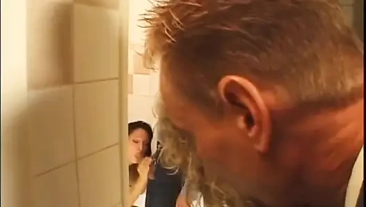 Retro MILfs wirkliche schlampen werden von riesigen amateur-schwänzen gefickt und vollgespritzt