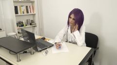 Грецька медсестра Елена Ксаці показує, як використовувати вакцину від ковіду