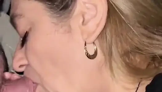 Жена в парке сосет в любительском видео