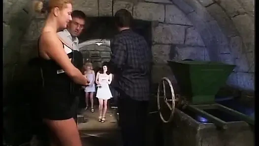 Две грязные девушки трахаются и писсируют в рот