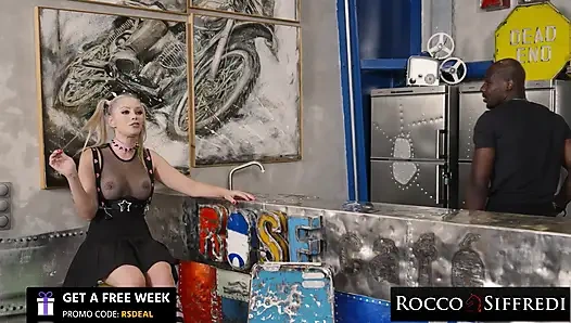 ROCCO SIFFREDI - блондиночку с косичками хардкорно долбят