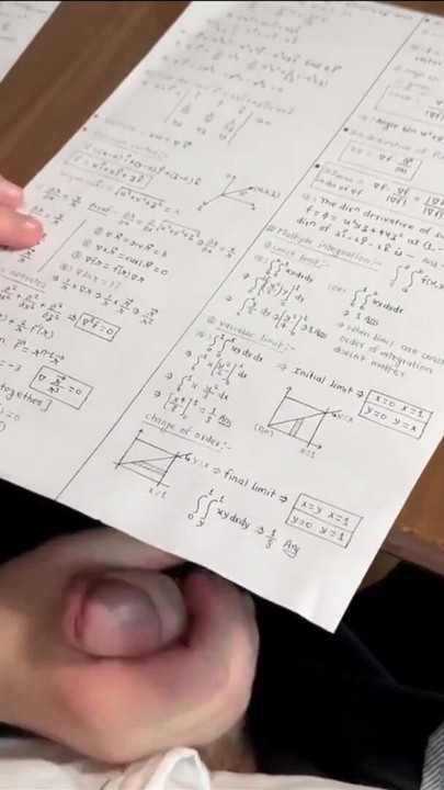 बड़े स्तनों वाली छात्रा गणित कक्षा में मेज के नीचे एक सहपाठी को हाथों से मजा देती है । क्लिप 1