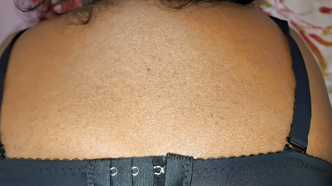 Une belle-mère à gros nichons à la chatte poilue