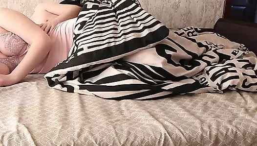 Aku membiarkannya menghabiskan malam dan inilah yang terjadi di pagi hari