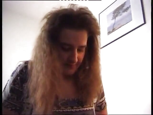 Bruneta agățată se masturbează