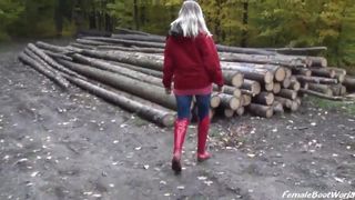 Botas de lluvia en el bosque