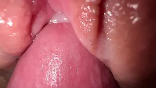 Чрезвычайно трахаю тугую юную киску крупным планом