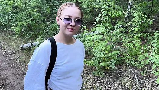 Лайв контент с прогулки и приятный секс в лесу на публике