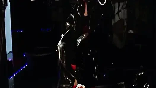 Böse Kaltwasserbehandlung Für Den Gummisklaven