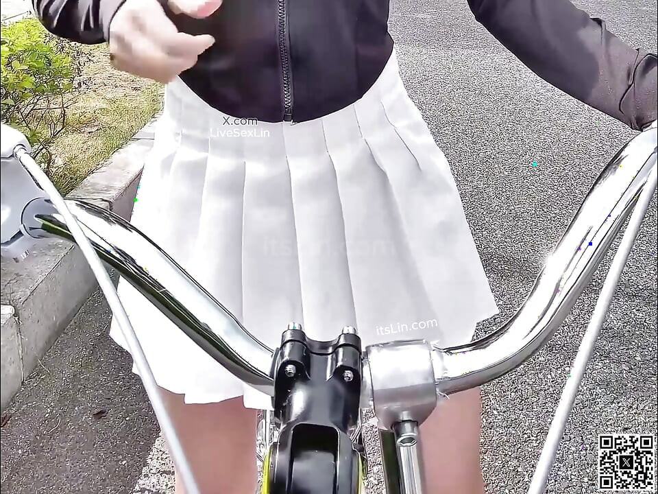 Uma bicicleta equipada com um vibrador, empurrando dentro de mim e absorvendo minha buceta.
