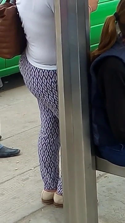 Culona esperando bus
