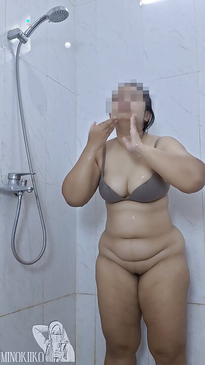 Azjatycka milf zmywa pot po fitness na siłowni - Minokiiko