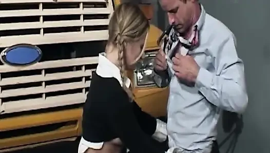 Sarışın hatun vahşi yolculukta zonklayan yarağın üzerinde salya akıtıyor