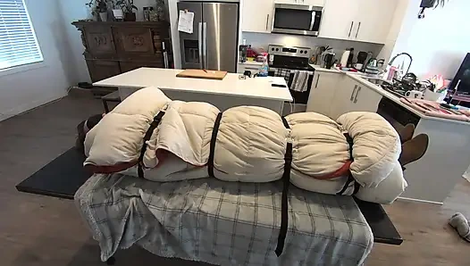 CEO's obscenely sexy Füße gnadenlos von Ex-angestellter gekitzelt (Teil 1) VORSCHAU