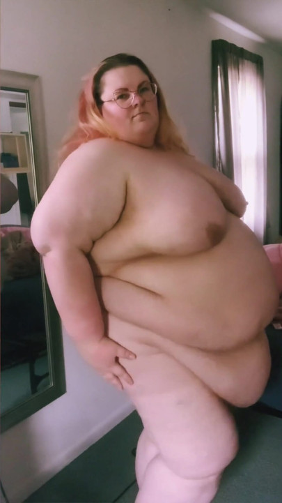 Zapanjujući trenutak iz "SSBBW pokazuje čudno oblikovano debelo tijelo"