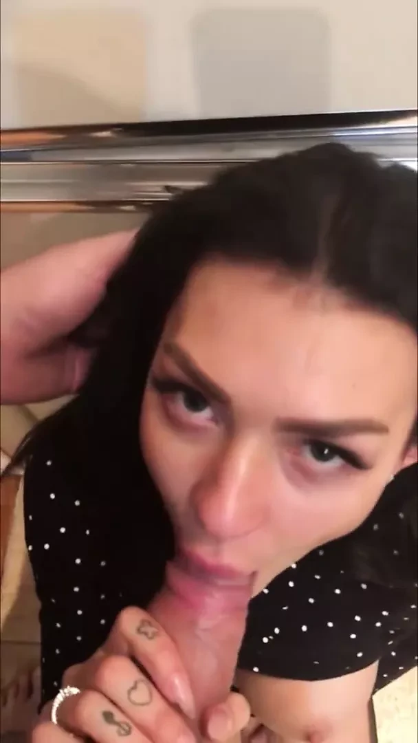 Junge Schlampe mit Blowjob