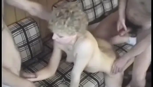 Pelacur pecinta kontol nyepong kontol sambil ngentot kontol pria di sofa