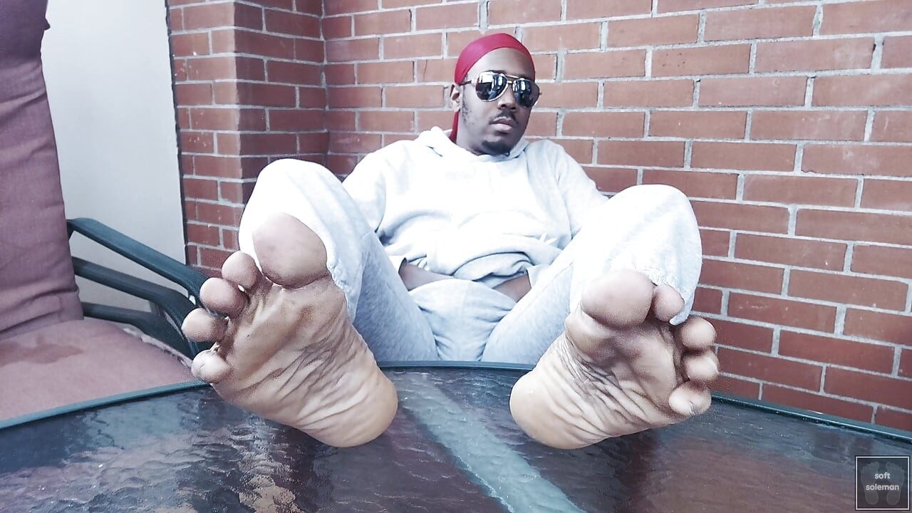 I touch myself, and I display my feet (2025)