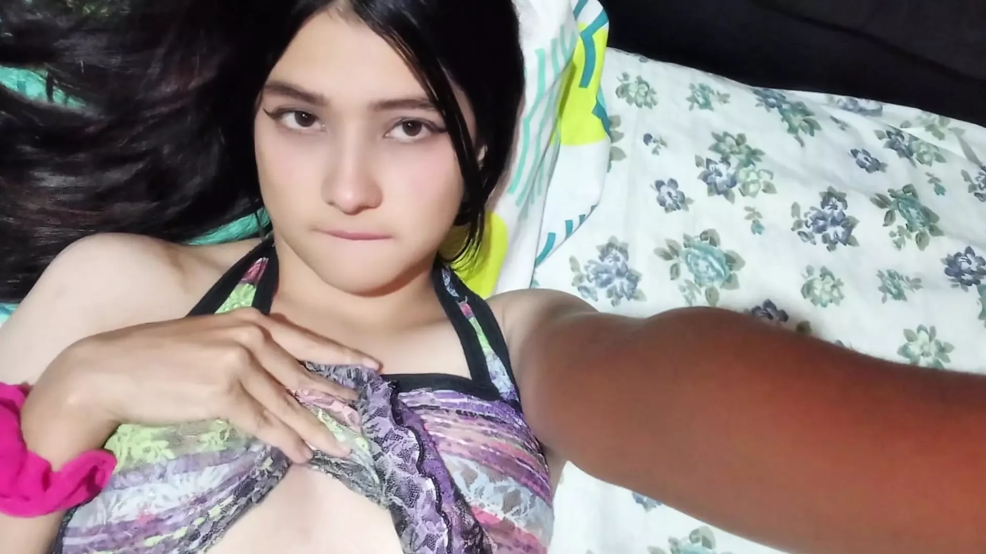 의붓여동생, 같이 샤워해도 돼요? 목욕할 물이 없는 욕실에서