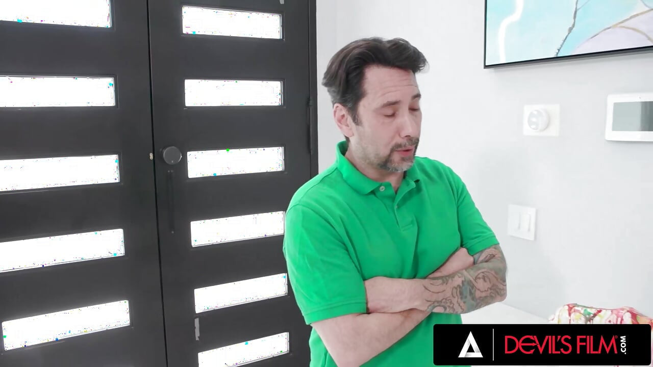 DEVILS FILM - Madison Morgan mostra buceta no estacionamento e depois implora por anal antes do marido