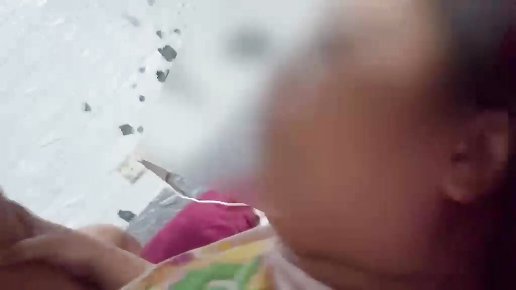 Grabe ang ingay ni tita, habang nakadiin si junior