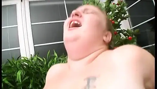 Fat chick gets down on hard cock for sucking