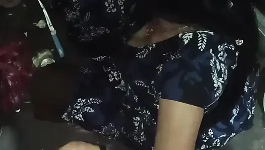 Baldız mutfakta, baldız, elleriyle büyük göğüslerini göstererek kayınbiraderi arazisinin suyunu çıkardı Hintçe ses kaydı.