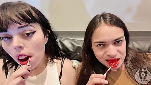 Dört kız lolipop sakız çiğneme fetişi öpüşme yalama