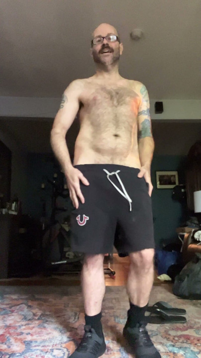 Welcome you to me i am a singer songwriter dancer nudist