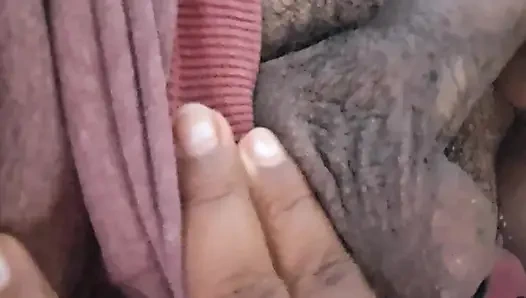 Papaz arkadaşının kocasının yarağını emiyor ve ağzına boşaltıyor.