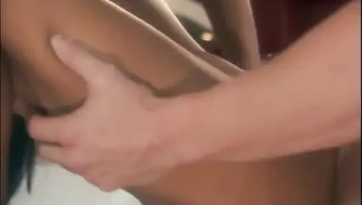 Dövmeli ırklararası adam genç Asyalı sürtüğün tıraşlı amını sikiyor