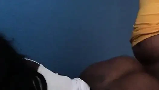 Рано утром непринужденный секс с большой задницей