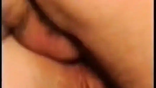 Dövmeli azgın bir esmerin oyuncu seçmeleri çifte sikiliyor