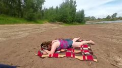 Extreme pijpbeurt op het strand